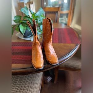 Nice cowboy boot never worn.